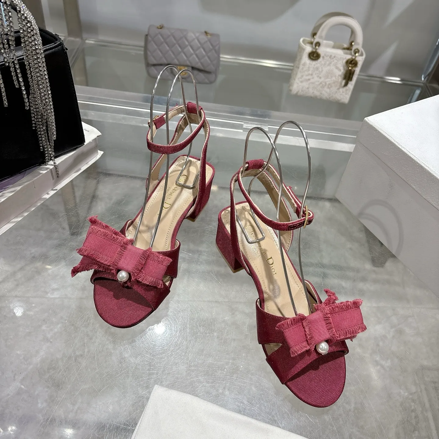 👟👟Ex-factory price 520👟👟 🎆Fringed webbing women's shoes Dior Dior 2024 spring and summer catwalk new Adiorble women's shoes CD star's same fashion tassel bow square head pearl letter logo hardware buckle high-heeled hollow sandals The top high-end version on the market Upper: original customized tassel grosgrain Lining: sheepskin lining foot pad Outsole: Italian leather outsole Heel height: 8.5cm Size: 34-41 (34.40.41. Customization is non-refundable)